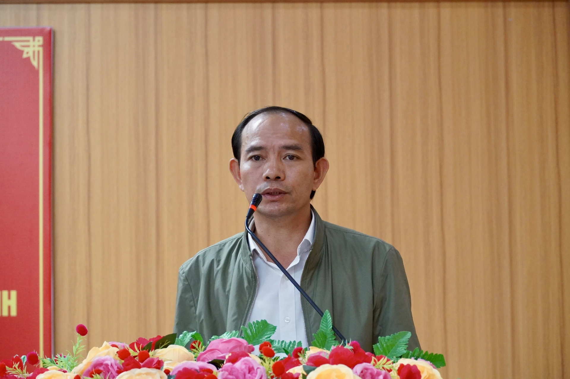 Ông Đặng Khắc Thịnh, Phó Trưởng phòng Quản trị, Văn phòng Tỉnh ủy tại buổi tiếp xúc cử tri ở xã Phú Trạch - Ảnh: H.N