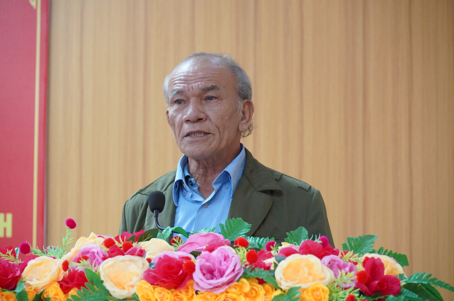 Cử tri xã Phú Trạch trình bày ý kiến tại buổi tiếp xúc cử tri - Ảnh: H.N 