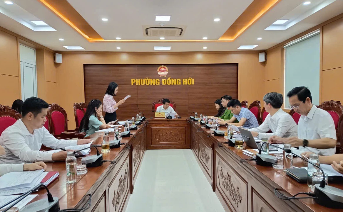 Phường Đồng Hới họp bàn triển khai thực hiện các nhiệm vụ chuyển đổi số và cải cách hành chính năm 2026 - Ảnh: T.A