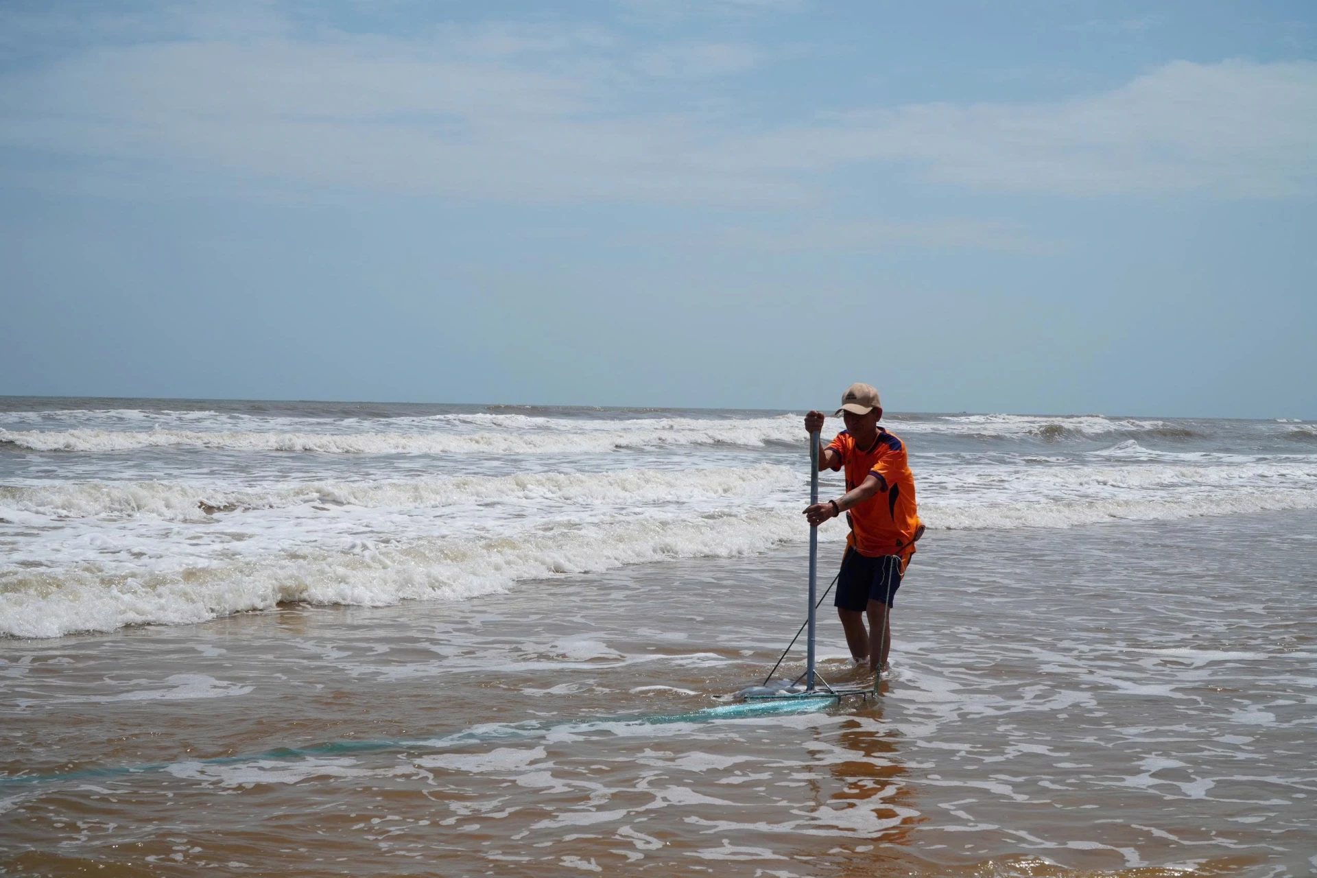 Ông Phạm Thái Hỷ (72 tuổi), tổ dân phố Tây Phú, phường Đồng Thuận, tranh thủ cào ốc ruốc vào sáng sớm - Ảnh: C.M