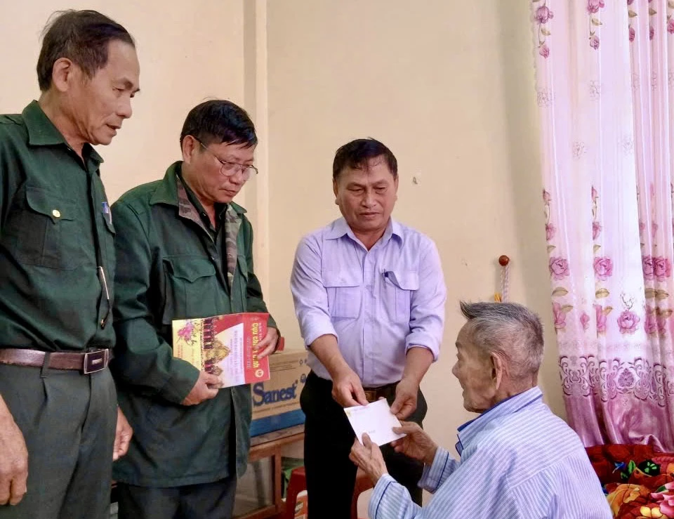 Hội Cựu chiến binh xã Tân Mỹ thường xuyên thăm hỏi, động viên các hội viên có hoàn cảnh khó khăn trên địa bàn - Ảnh: Đ.V
