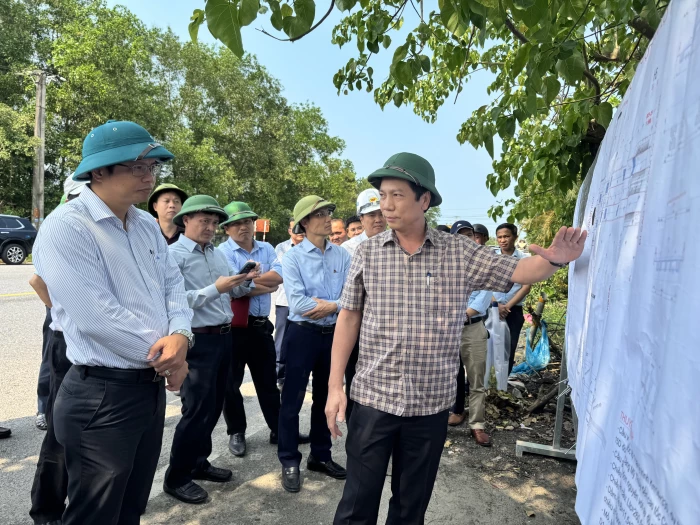 Đồng chí Phó Chủ tịch Thường trực UBND tỉnh kiểm tra tiến độ Dự án đầu tư xây dựng Quốc lộ 15D