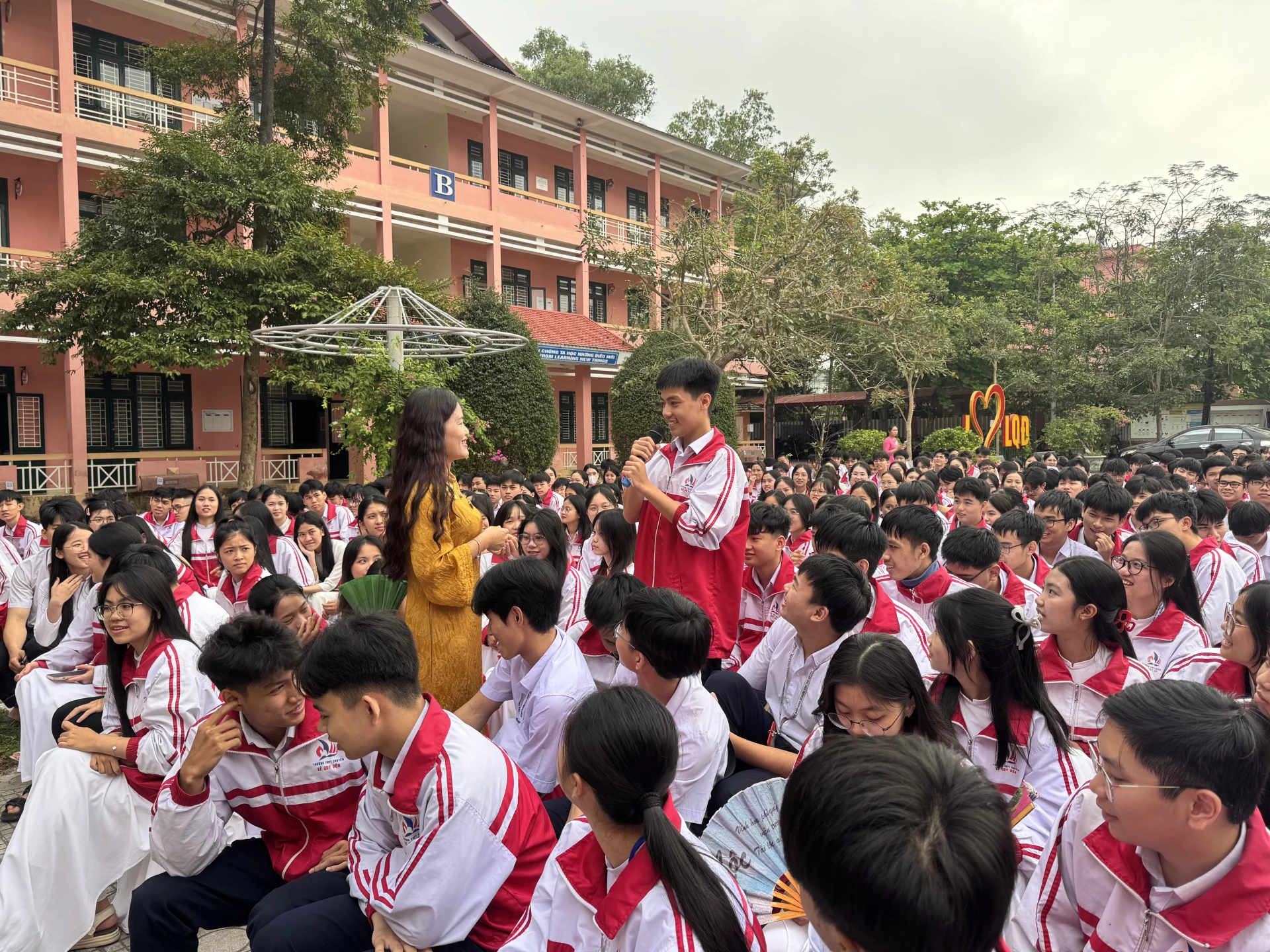 Các em học sinh  hào hứng tham gia chương trình giao lưu- Ảnh: Mai Linh