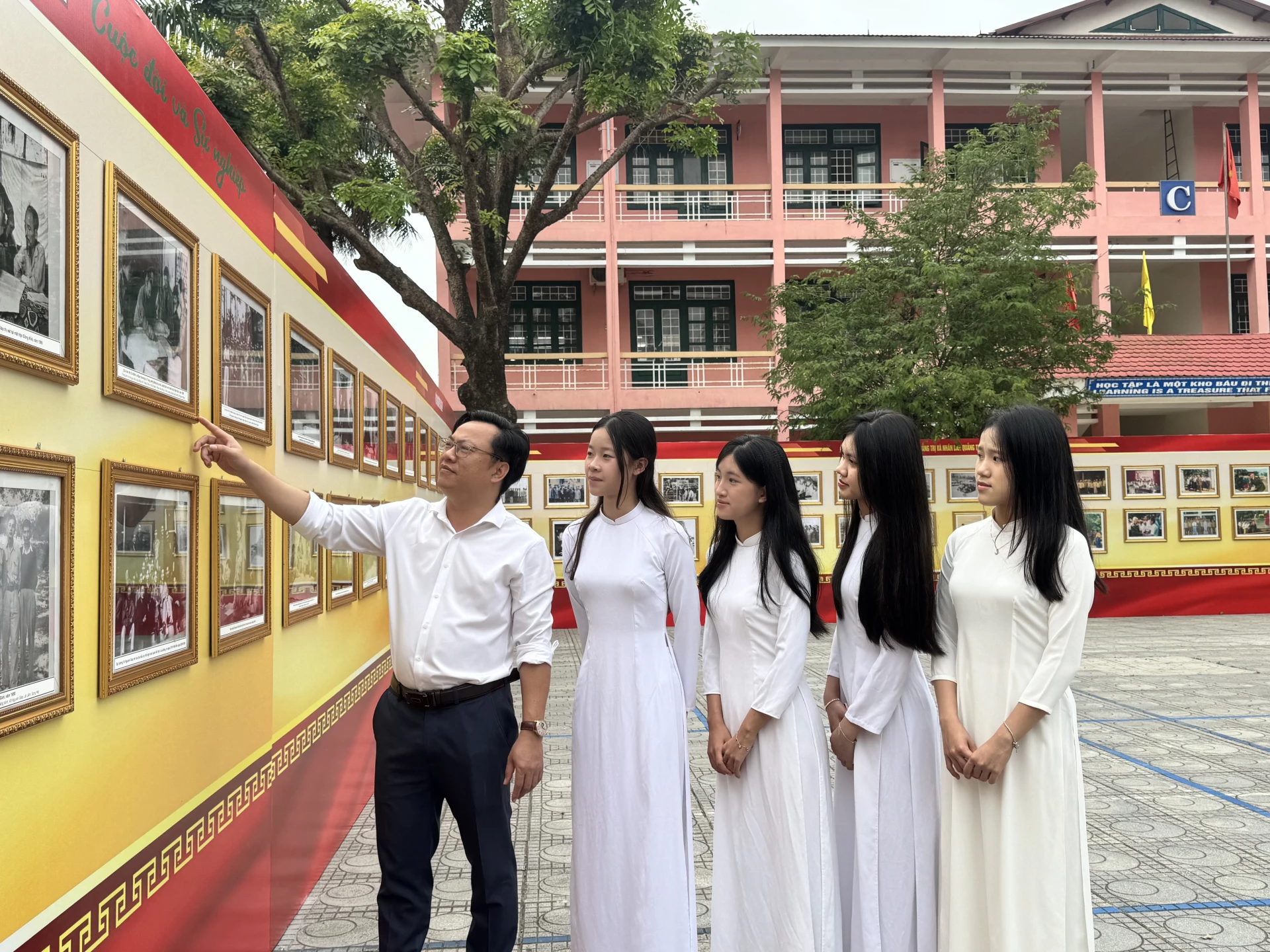 Không gian triển lãm thu hút sự tham quan của các em học sinh- Ảnh: Mai Linh