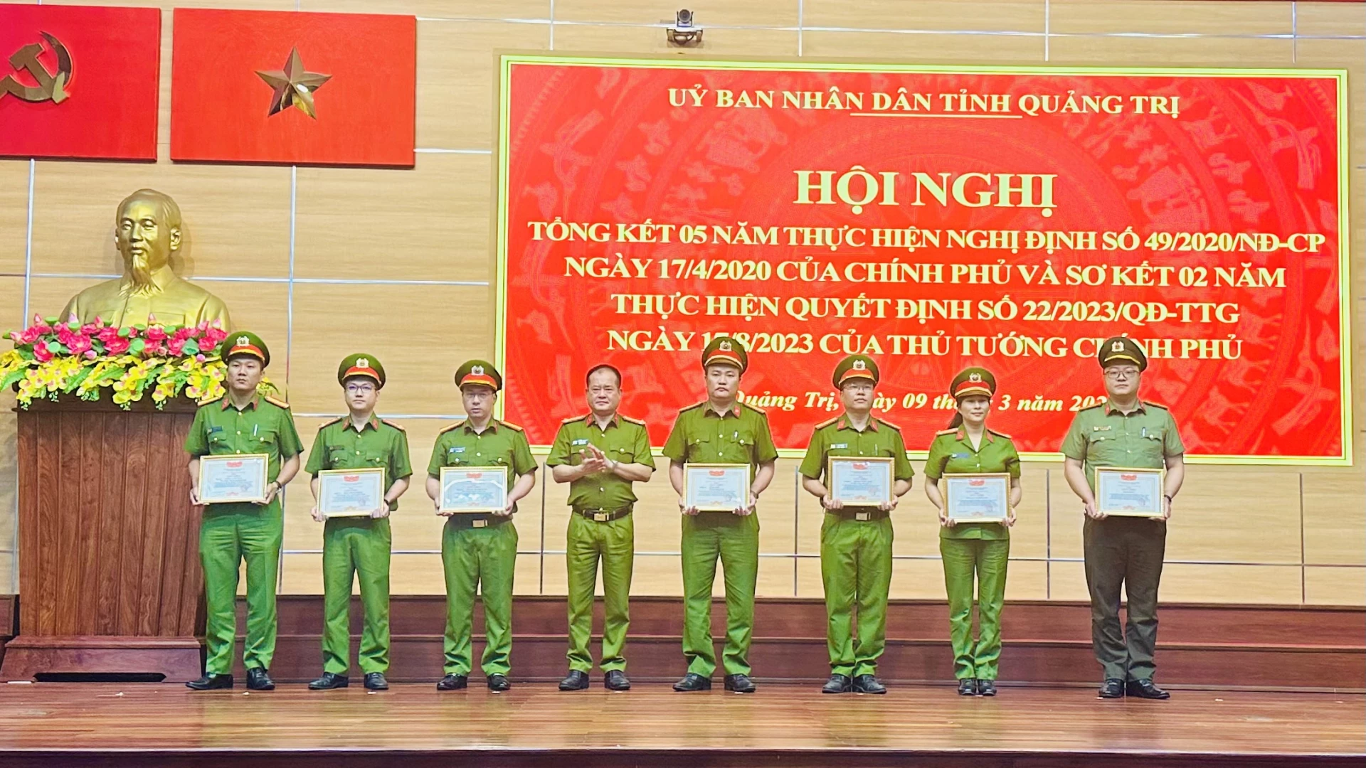 Công an tỉnh khen thưởng cho các tập thể, cá nhân vì đã có nhiều thành tích trong công tác tái hòa nhập cộng đồng và triển khai chính sách tín dụng đối với người chấp hành xong án phạt tù - Ảnh: B.N