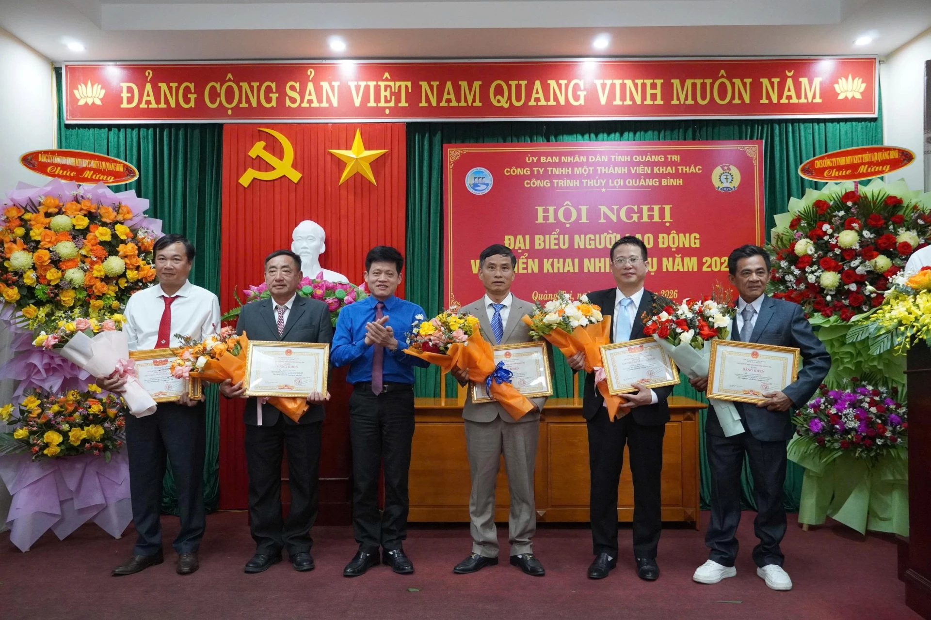 Đồng chí Lê Văn Bảo tặng Bằng khen của Chủ tịch UBND tỉnh Quảng Trị cho các tập thể và cá nhân có thành tích xuất sắc trong năm 2025 - Ảnh: H.Đ


