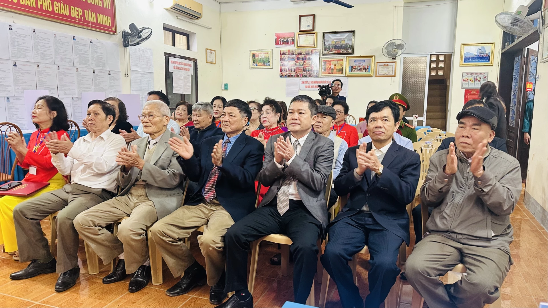 Đồng chí Phan Phong Phú, Phó Chủ tịch UBND tỉnh dự khai mạc bầu cử tại khu vực bỏ phiếu số 11, TDP Đồng Mỹ - Ảnh: B.N