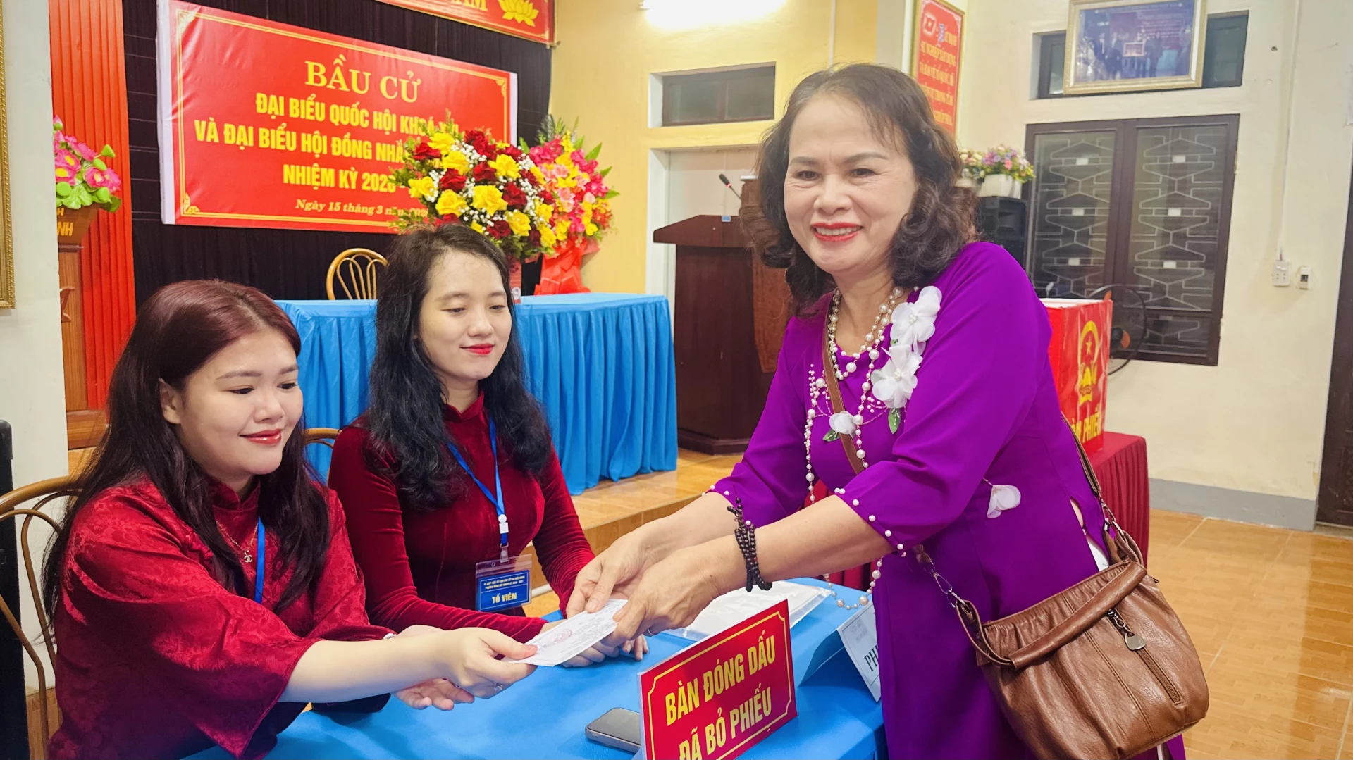 Cử tri phấn khởi sau khi hoàn thành quyền và nghĩa vụ công dân trong ngày bầu cử - Ảnh: B.N