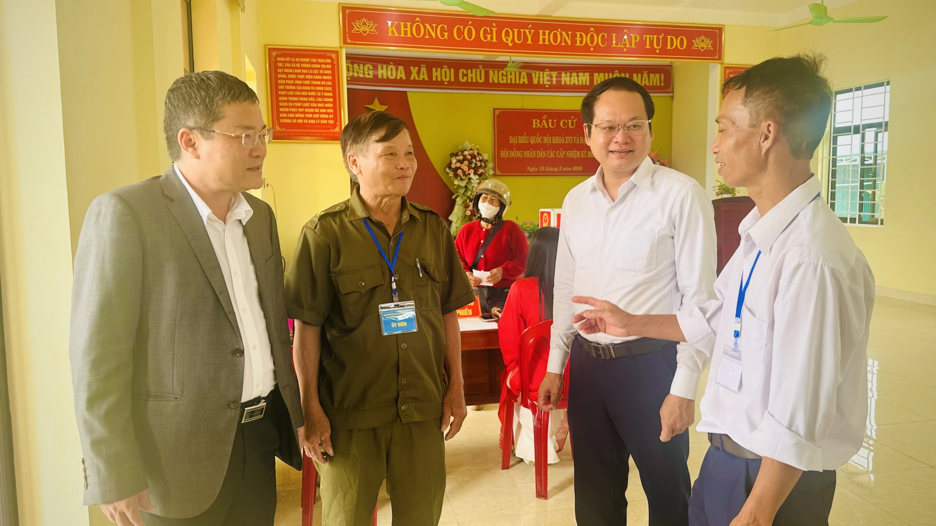 Đồng chí Phan Phong Phú, Phó Chủ tịch UBND tỉnh đi kiểm tra công tác bầu cử tại khu vực bỏ phiếu số 17, xã Nam Trạch - Ảnh: B.N