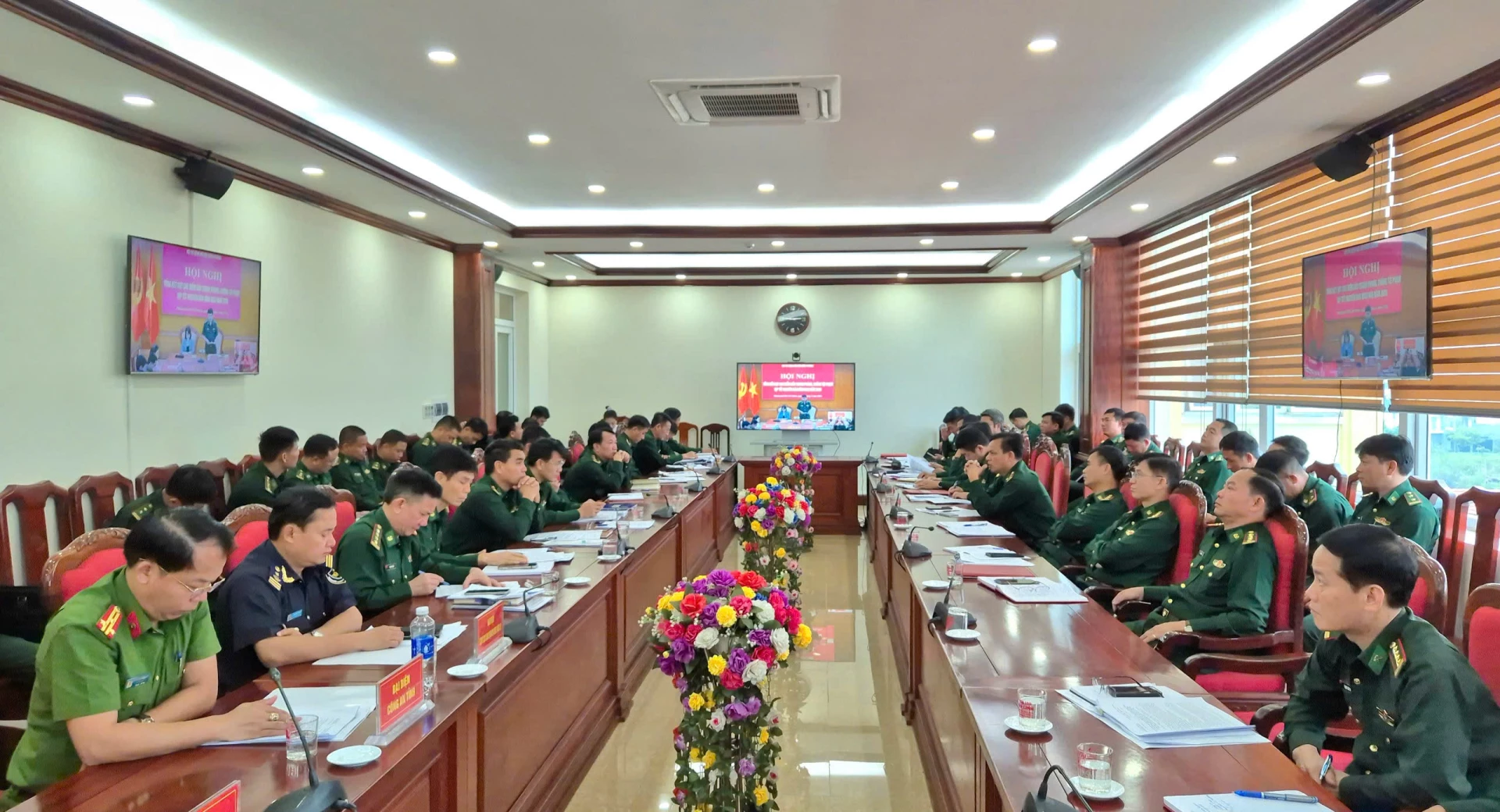 Các đại biểu tham gia hội nghị - Ảnh: B.N