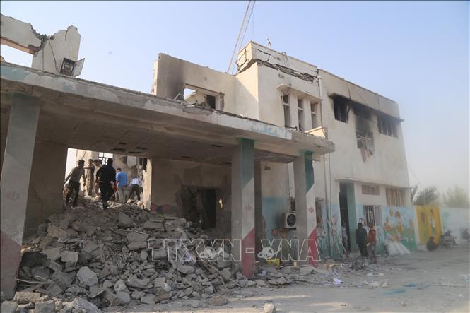 Lực lượng cứu hộ và người dân địa phương nỗ lực tìm kiếm nạn nhân dưới đống đổ nát của trường nữ sinh bị trúng không kích ở thành phố Minab, tỉnh Hormozgan, miền Nam Iran ngày 28/2/2026. Ảnh: THX/TTXVN