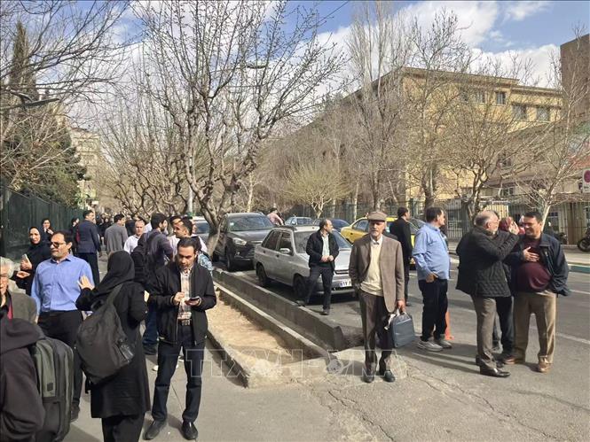 Người dân Iran trên tuyến phố gần Trường Đại học Tehran sau vụ tấn công của Israel và Mỹ, ngày 28/2/2026. Ảnh: THX/TTXVN