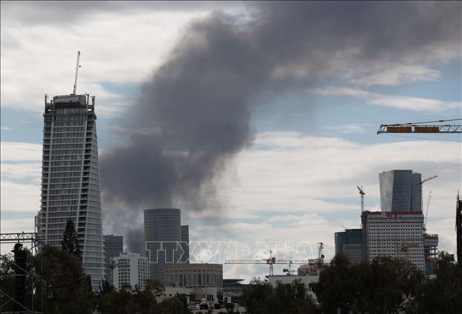 Khói bốc lên từ thành phố Tel Aviv, Israel sau cuộc tấn công đáp trả của Iran ngày 28/2/2026. Ảnh: THX/TTXVN