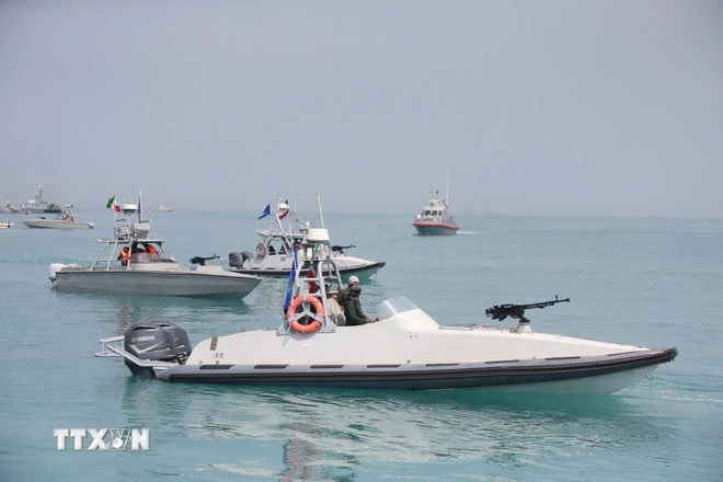 Tàu chiến của Lực lượng Vệ binh Cách mạng Hồi giáo Iran được triển khai tại Vịnh Persian, gần Bushehr, Iran. (Ảnh: THX/TTXVN)