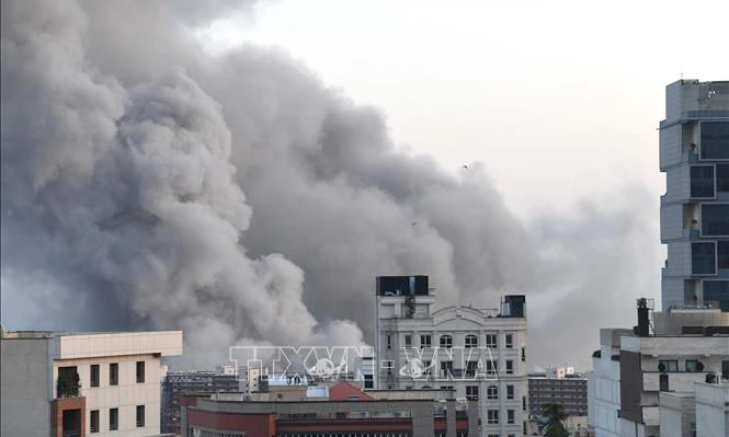 Khói bốc lên sau cuộc tấn công tại Tehran, Iran, ngày 6/3/2026. Ảnh: THX/TTXVN