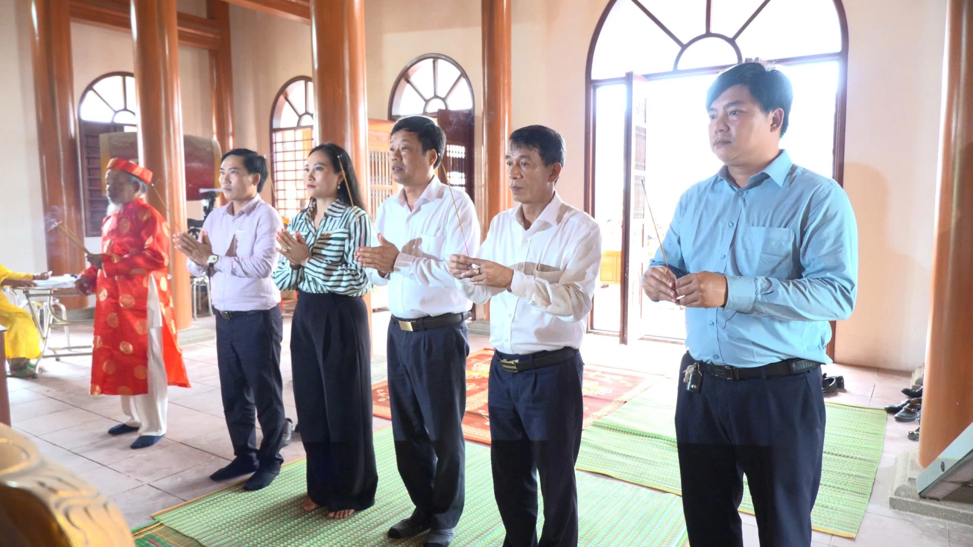 Lãnh đạo xã Nam Gianh dâng hương tại buổi lễ - Ảnh: Thùy Trang