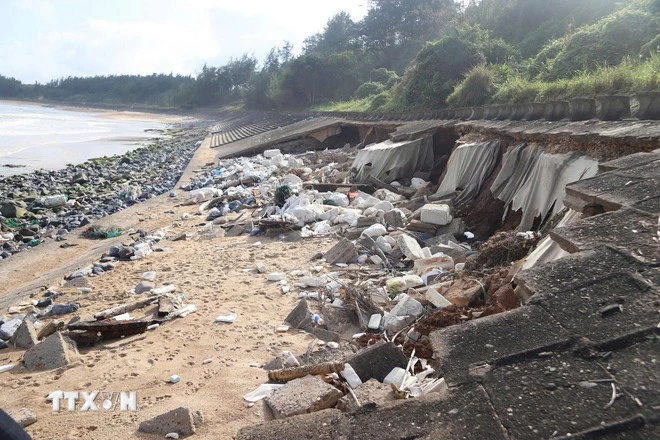 Nếu tình trạng sạt lở đoạn kè biển chắn sóng tiếp tục lan rộng, nguy cơ sụt lún đoạn đường phía trên hoàn toàn có thể xảy ra, kéo theo rủi ro ảnh hưởng đến Di tích quốc gia đặc biệt Địa đạo Vịnh Mốc (thuộc xã Cửa Tùng, tỉnh Quảng Trị). (Ảnh: Thanh Thủy/TTXVN)