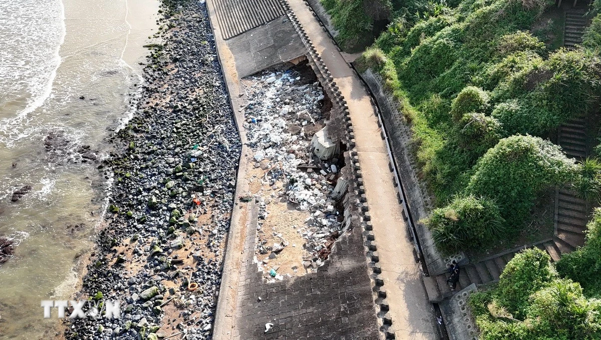 Vị trí sạt lở cách lối vào hầm trú ẩn của Di tích lịch sử quốc gia đặc biệt Địa đạo Vịnh Mốc chỉ khoảng 10m. (Ảnh: Thanh Thủy/TTXVN)