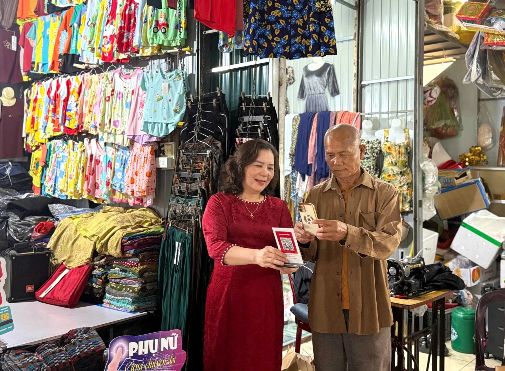 Khách hàng tại chợ Đồng Mỹ thanh toán qua quét mã QR - Ảnh: H.Tr.