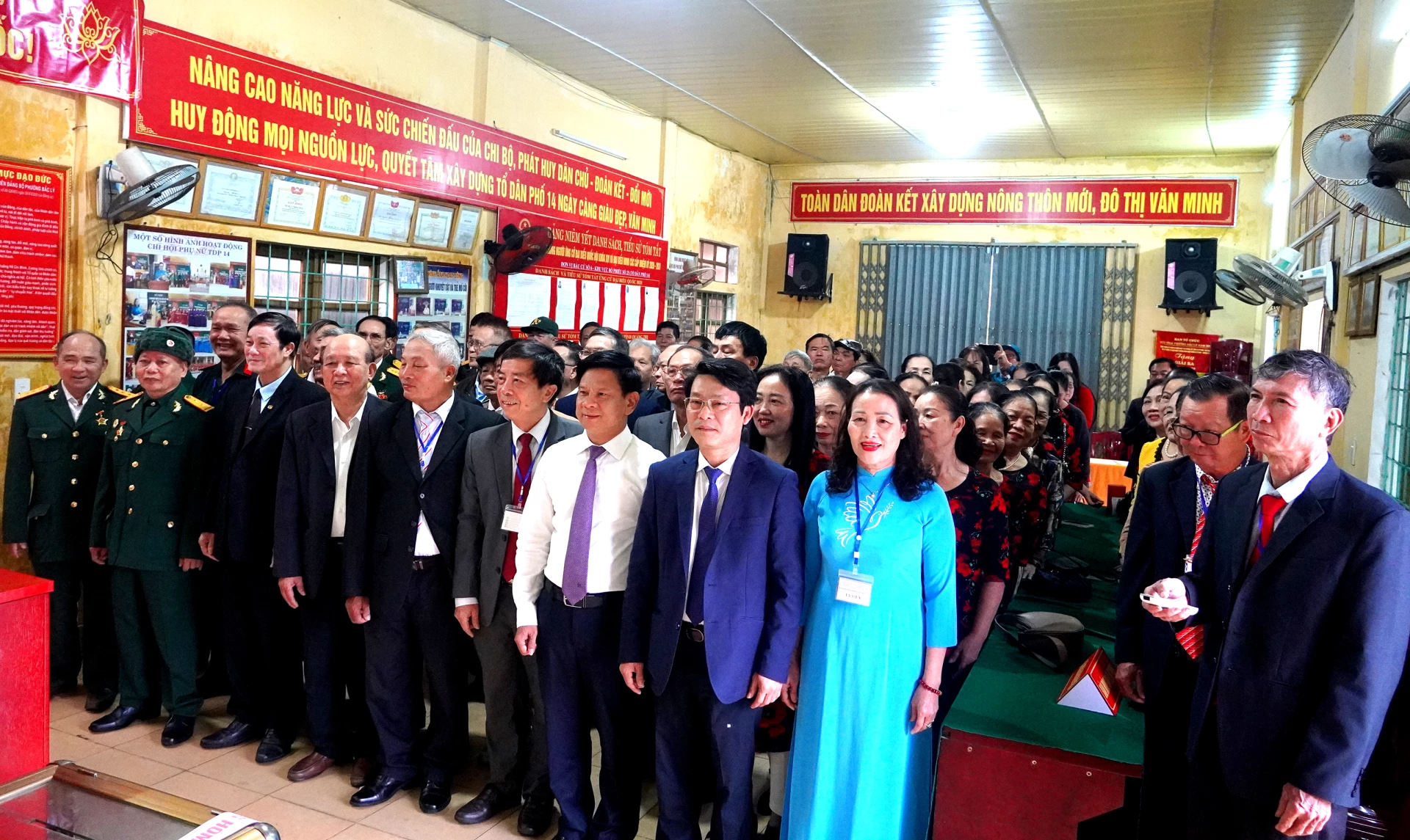 Đồng chí Chánh Văn phòng Tỉnh ủy Lê Vĩnh Thế dự lễ khai mạc cùng cử tri tại khu vực bỏ phiếu số 25, phường Đồng Thuận - Ảnh: H.Tr.