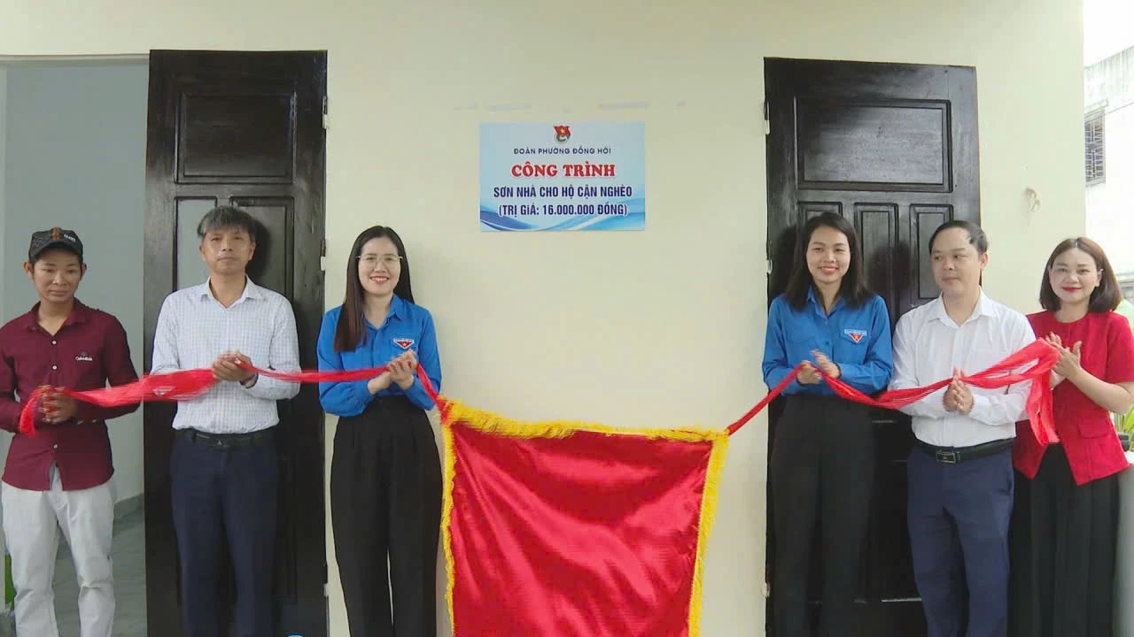 Đại diện lãnh đạo phường Đồng Hới và Đoàn phường tham gia khánh thành công trình thanh niên “Sơn nhà cho hộ cận nghèo” tại gia đình anh Mai Văn Quân (ở Tổ dân phố Diêm Hải) - Ảnh: H.Tr.