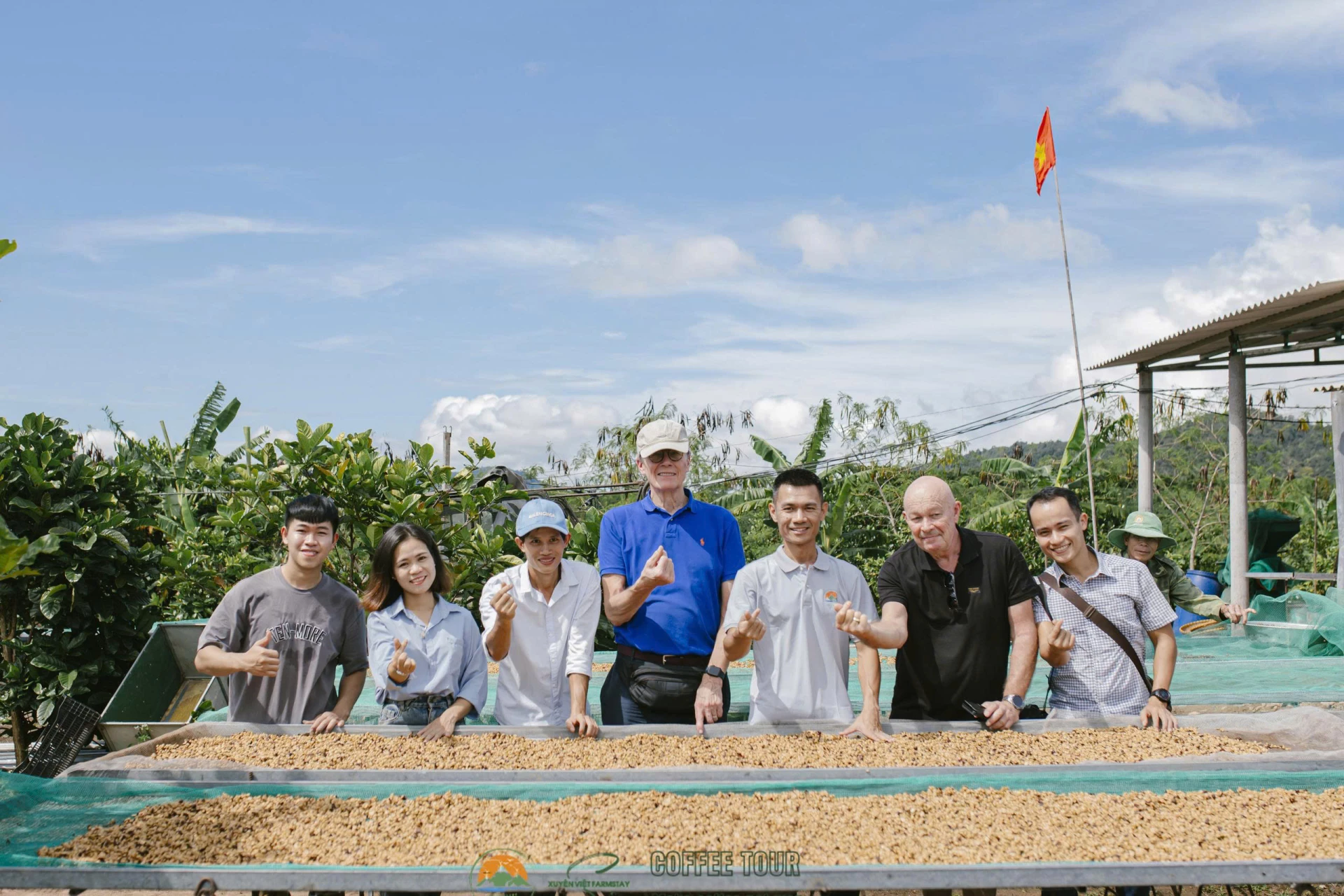 Trải nghiệm du lịch nông nghiệp sơ chế cà phê - Ảnh: T.H