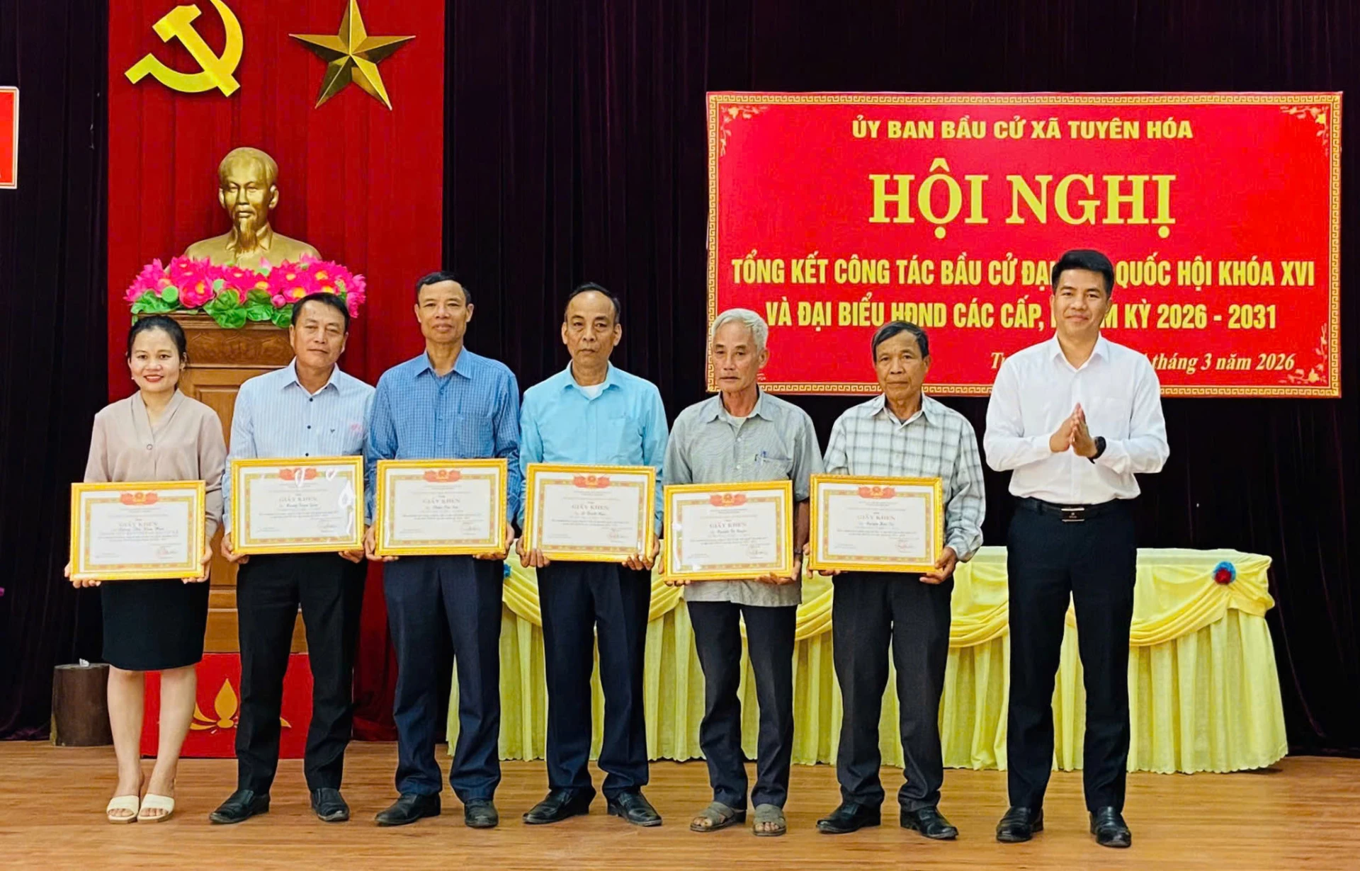 Ủy ban bầu cử xã Tuyên Hóa khen thưởng cho các tập thể, cá nhân có thành tích xuất sắc - Ảnh: TN