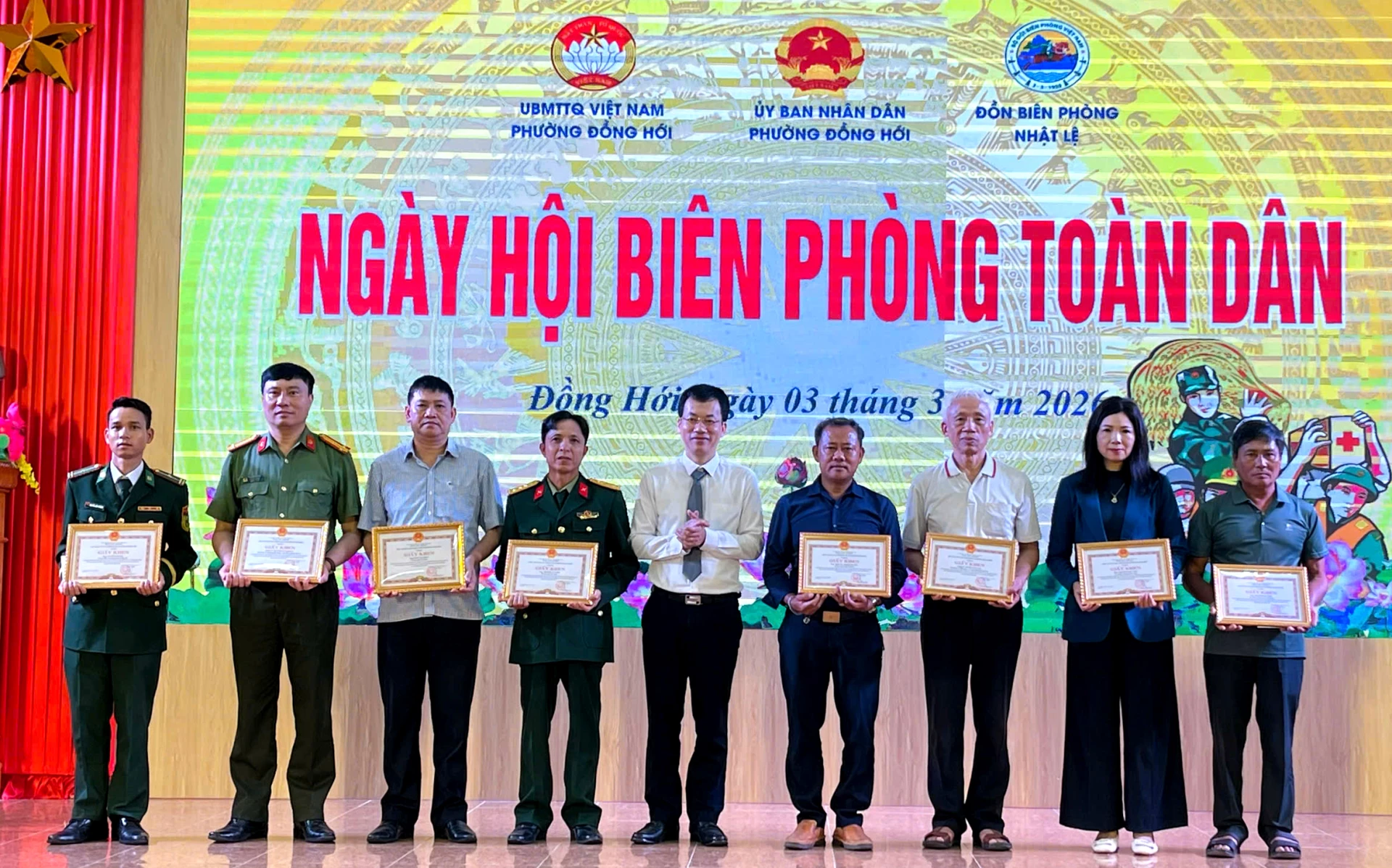 Đại diện lãnh đạo phường Đồng Hới tặng thưởng các tập thể có thành tích xuất sắc trong thực hiện phong trào toàn dân tham gia bảo vệ chủ quyền lãnh thổ, an ninh biên giới quốc gia - Ảnh: H.Tr