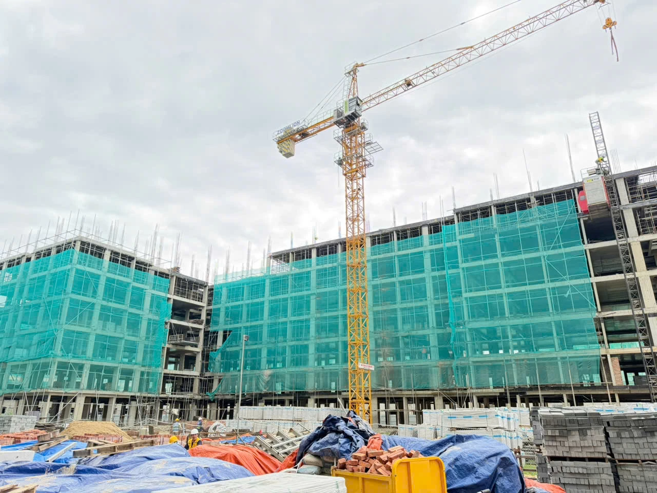 Công trình NƠXH Bảo Ninh 1 hoàn thành cấu trúc thô, đang bước vào giai đoạn hoàn thiện - Ảnh: Phan Khiêm