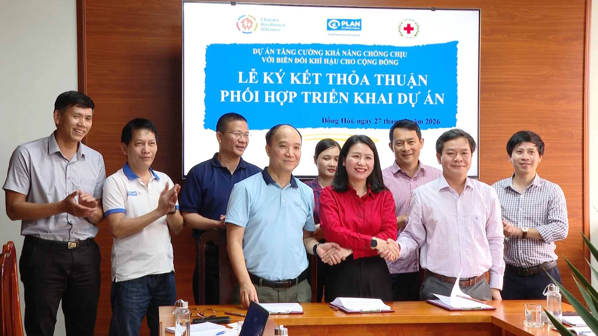 Ký kết triển khai dự án Tăng cường khả năng chống chịu với biến đổi khí hậu cho cộng đồng - Ảnh: Phan Khiêm - Thanh Cao