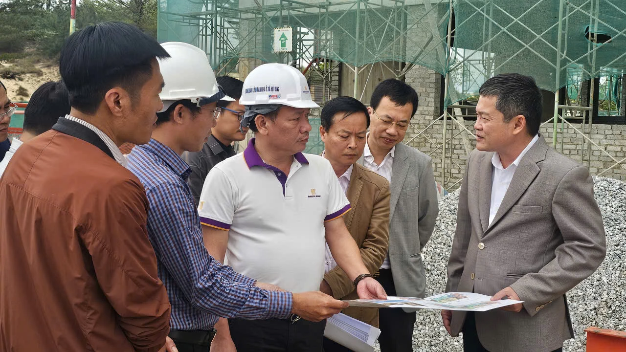 Phó Chủ tịch UBND tỉnh Phan Phong Phú kiểm tra tiến độ dự án NƠXH Bảo Ninh 1 - Ảnh: Phan Khiêm