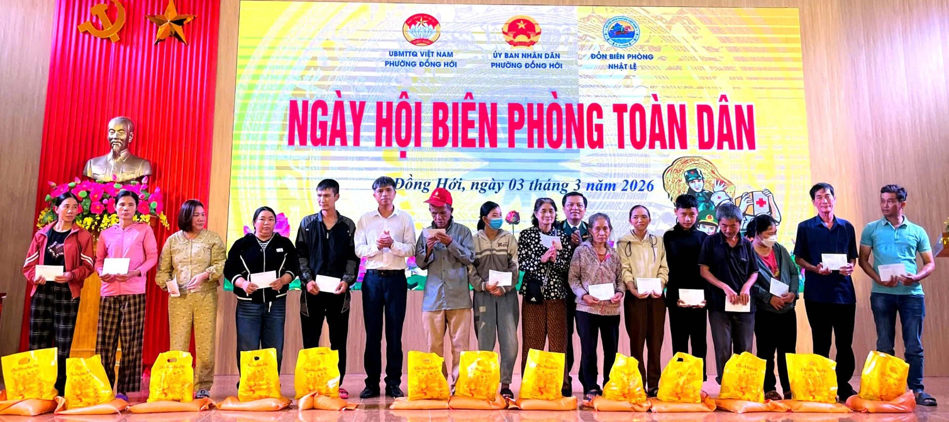 Đại diện lãnh đạo phường Đồng Hới và các đơn vị tặng quà các gia đình chính sách, hộ nghèo, cận nghèo và học sinh có hoàn cảnh khó khăn - Ảnh: H.Tr