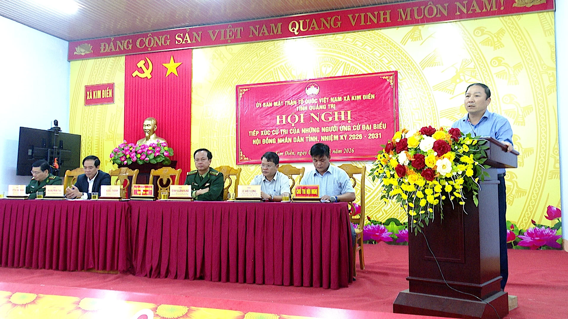 Thay mặt các ứng cử viên, ông Võ Ngọc Thanh tiếp thu các ý kiến của cử tri - Ảnh: Quang Ngọc.