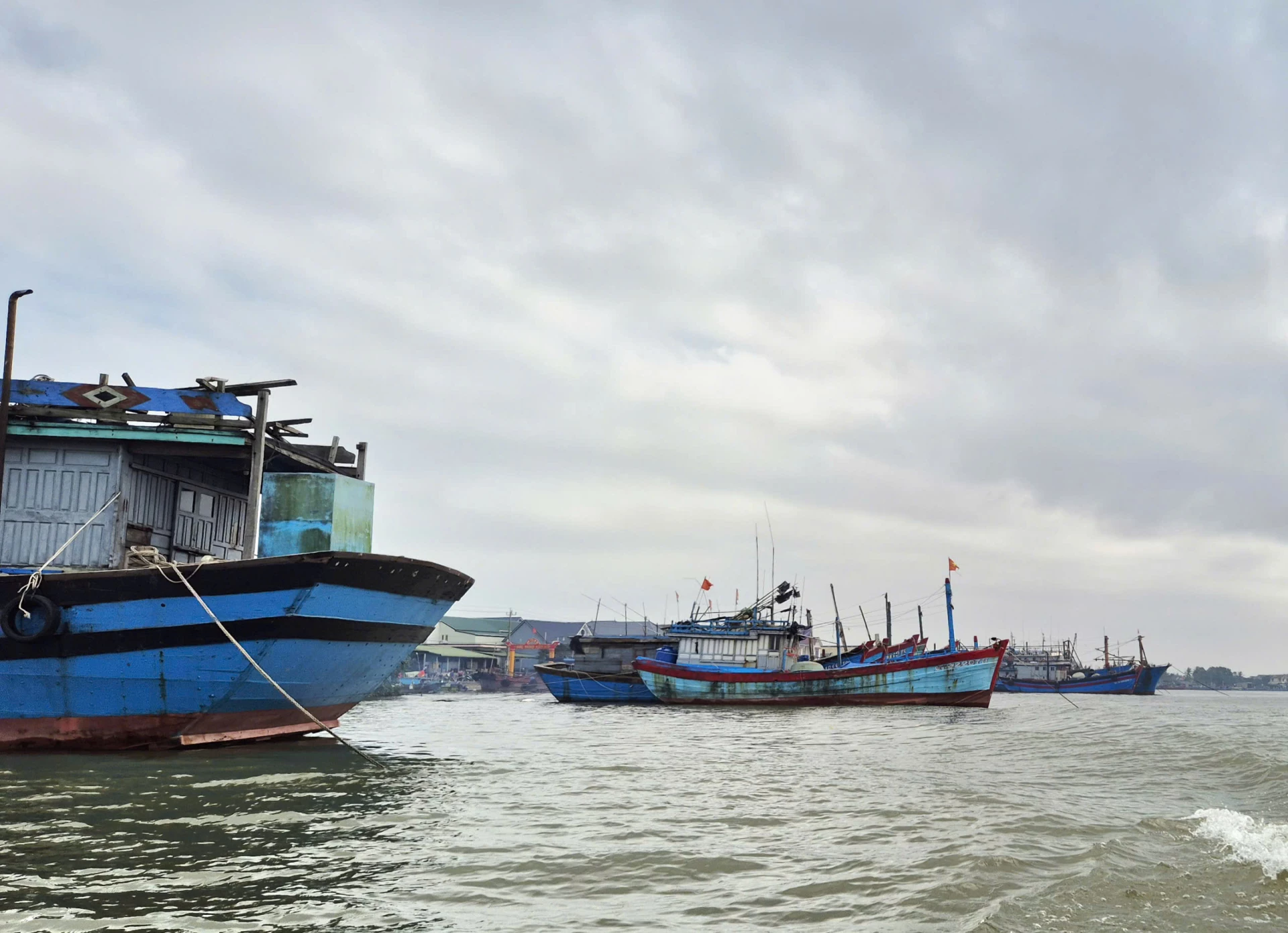 Hệ thống tàu thuyền của ngư dân Quảng Trị được nâng cấp để vươn khơi bám biển dài ngày - Ảnh: K.S