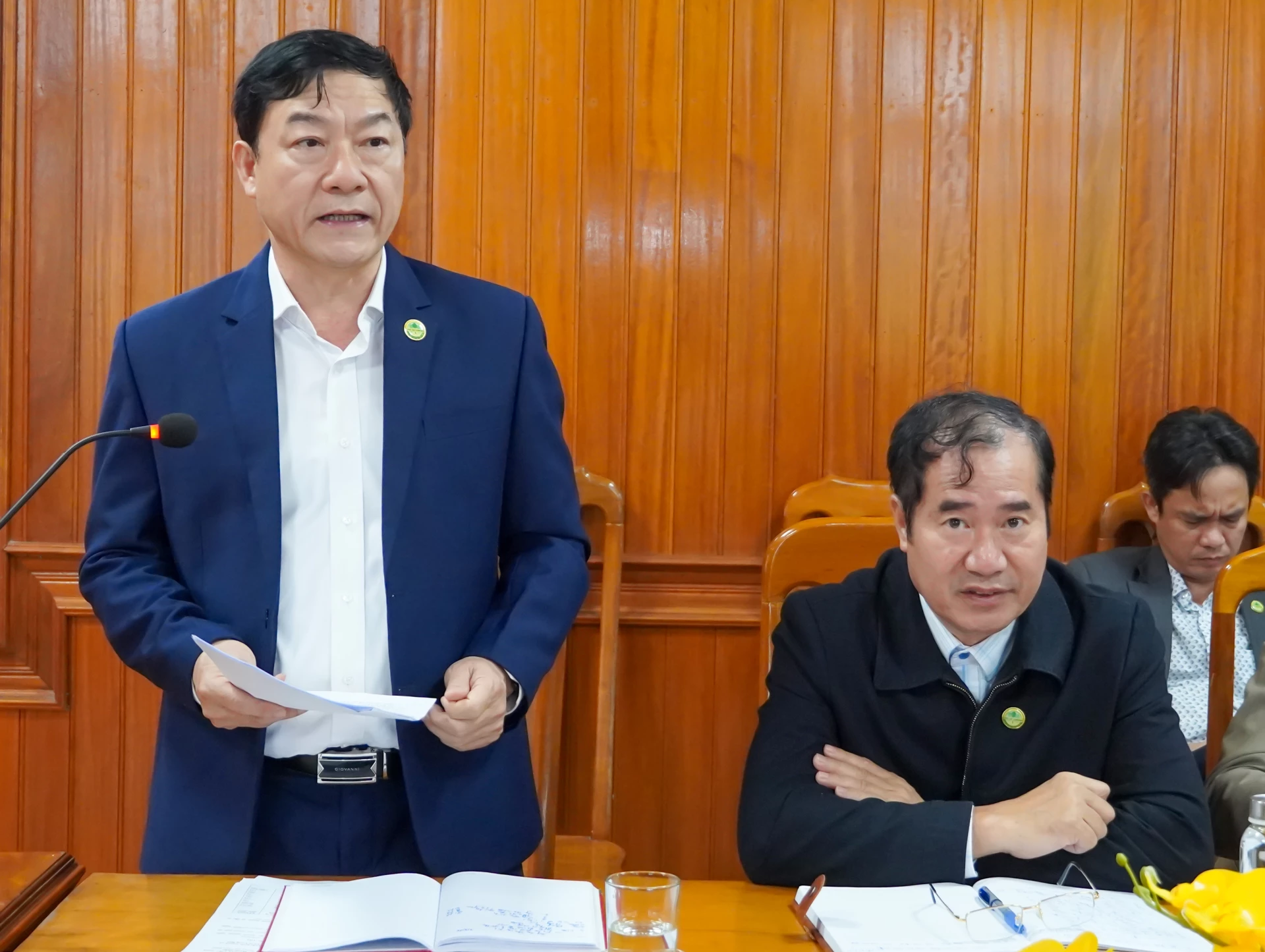 Đại diện lãnh đạo Công ty TNHH MTV Lâm công nghiệp Long Đại báo cáo tại buổi làm việc - Ảnh: N.H