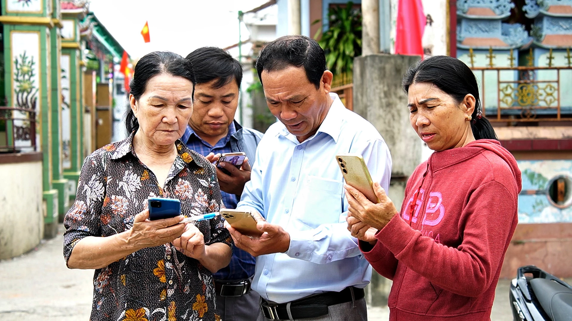 Chỉ cần một chiếc điện thoại thông minh là cử tri xã Cửa Việt có thể nắm rõ các nội dung về cuộc bầu cử - Ảnh: L.A