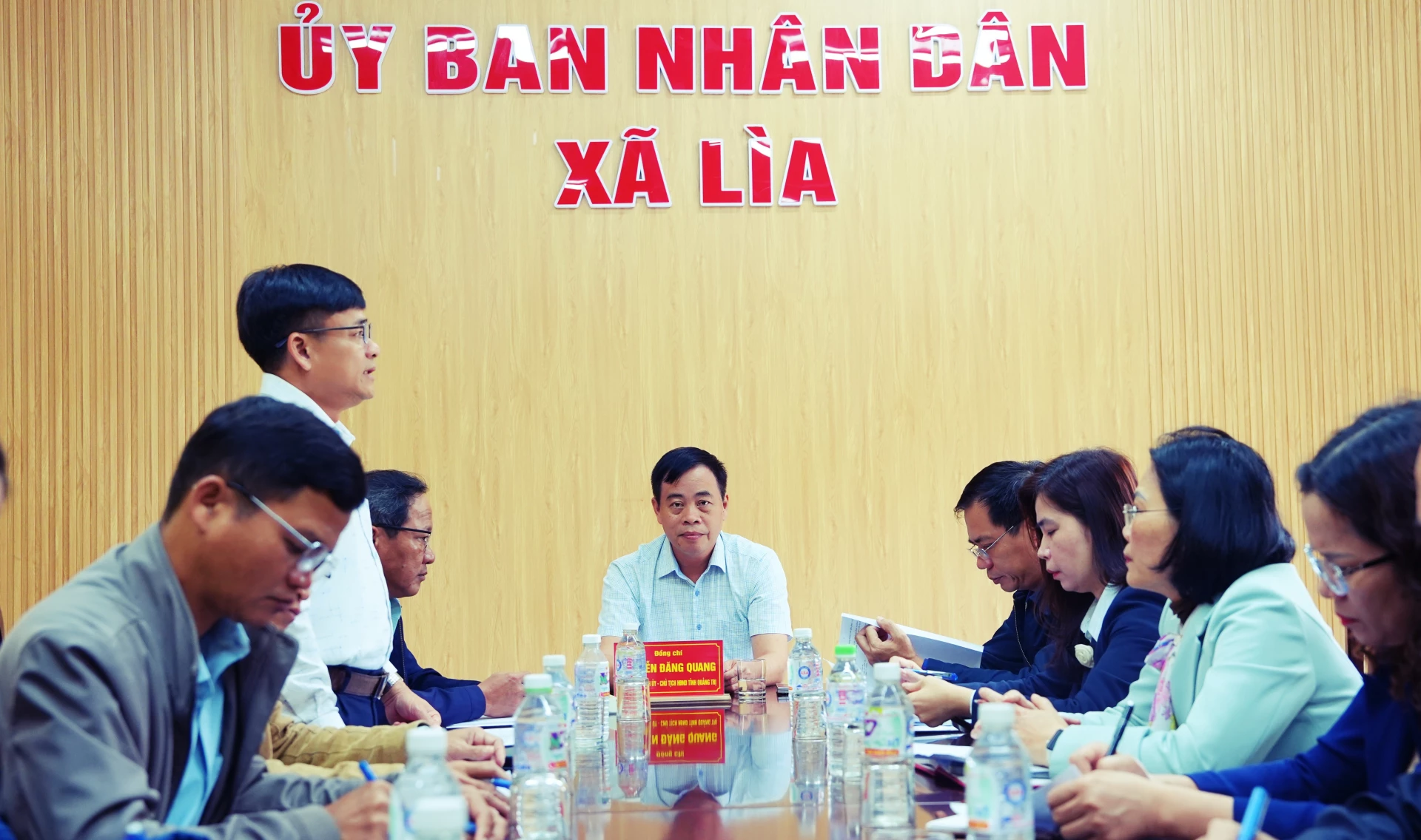 Đồng chí Nguyễn Đăng Quang, Phó Bí thư Tỉnh ủy, Chủ tịch HĐND tỉnh, Chủ tịch UBBC tỉnh nghe báo cáo công tác chuẩn bị những khâu cuối cùng để bầu cử tại xã Lìa - Ảnh: Mỹ Nhị 

