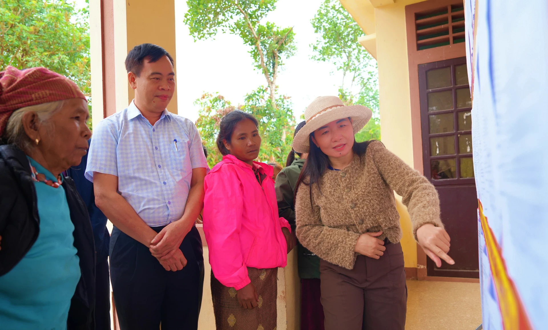 Đồng chí Nguyễn Đăng Quang, Phó Bí thư Tỉnh ủy, Chủ tịch HĐND tỉnh, Chủ tịch UBBC tỉnh trực tiếp hướng dẫn, trao đổi với cử tri xã biên giới Lìa về thông tin các ứng cử viên tại điểm niêm yết công khai - Ảnh: Mỹ Nhị 