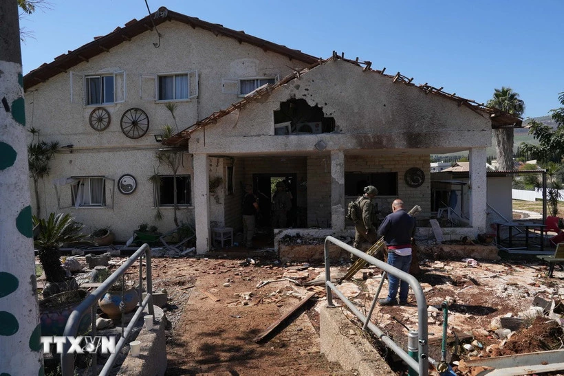 Cảnh đổ nát sau cuộc tấn công tại Moshav Kfar Yuval ở miền Bắc Israel, gần biên giới với Liban, ngày 3/3/2026. (Nguồn: THX/TTXVN)