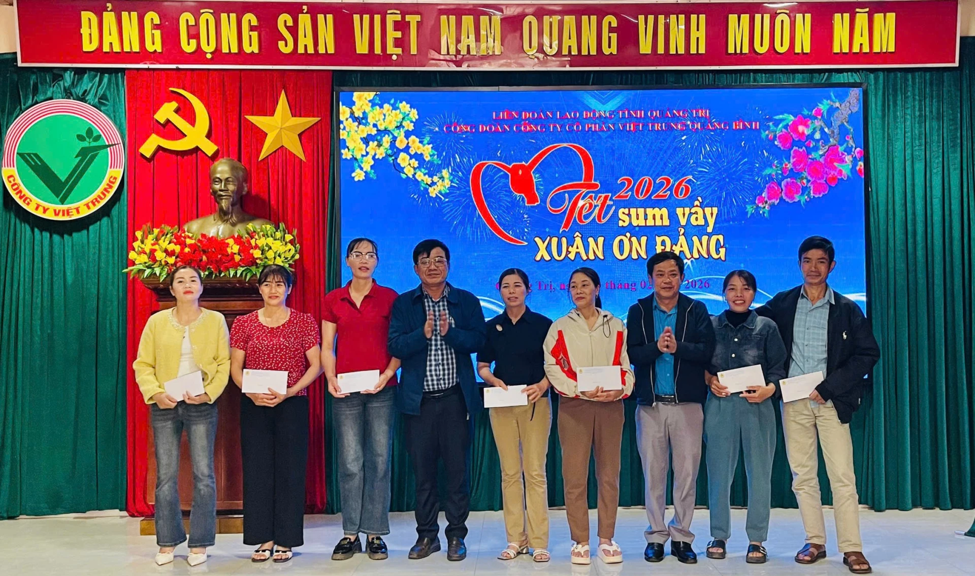 Trao quà Tết cho đoàn viên, người lao động Công ty CP Việt Trung Quảng Bình tại chương trình “Tết Sum vầy-Xuân ơn Đảng” năm 2026 - Ảnh: H.C