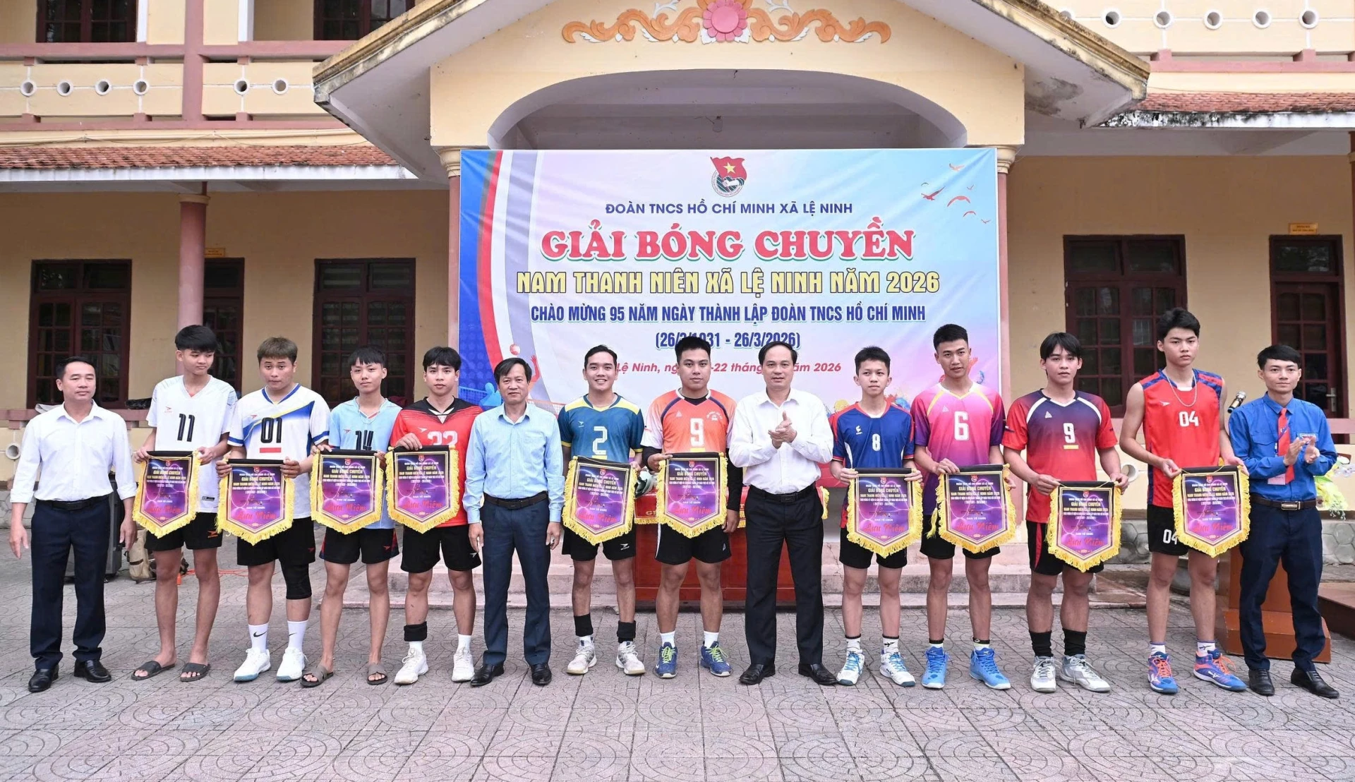 Ban tổ chức trao cờ lưu niệm cho các đội tham gia giải bóng chuyền nam- Ảnh: L.C