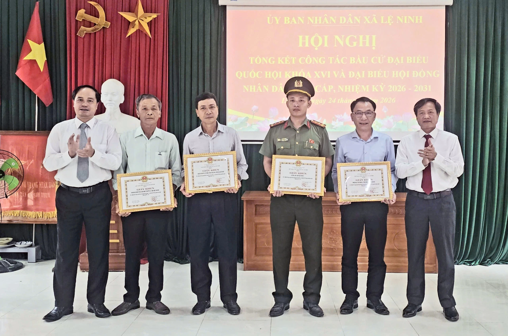 Lãnh đạo xã Lệ Ninh tặng giấy khen cho các tập thể có thành tích xuất sắc trong công tác tổ chức bầu cử đại biểu Quốc hội khóa XVI và đại biểu HĐND các cấp, nhiệm kỳ 2026–2031 - Ảnh: L.Chi