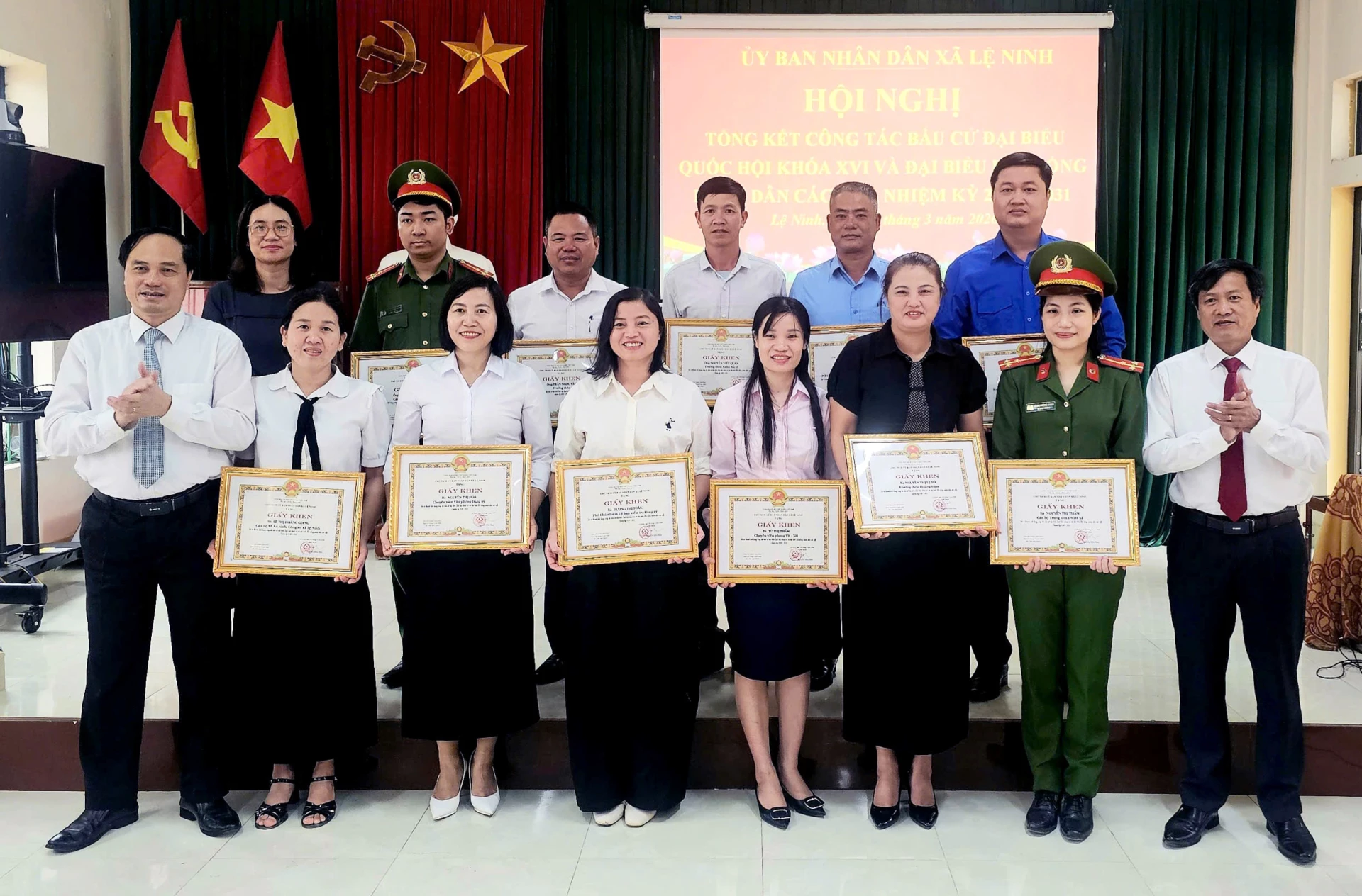 Lãnh đạo xã Lệ Ninh tặng giấy khen cho các cá nhân có thành tích xuất sắc trong công tác tổ chức bầu cử đại biểu Quốc hội khóa XVI và đại biểu HĐND các cấp, nhiệm kỳ 2026–2031 - Ảnh: L.Chi