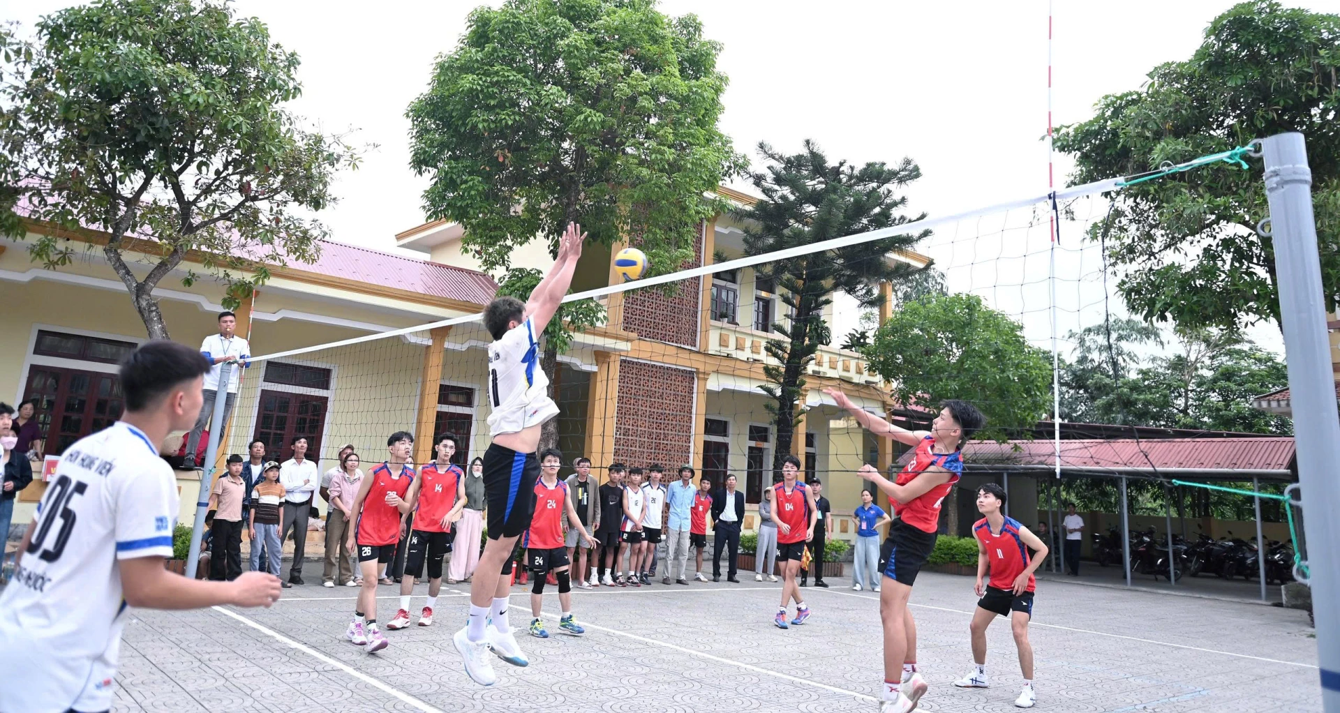 Pha bóng gay cấn giữa các đội bóng chuyền nam - Ảnh: L.C