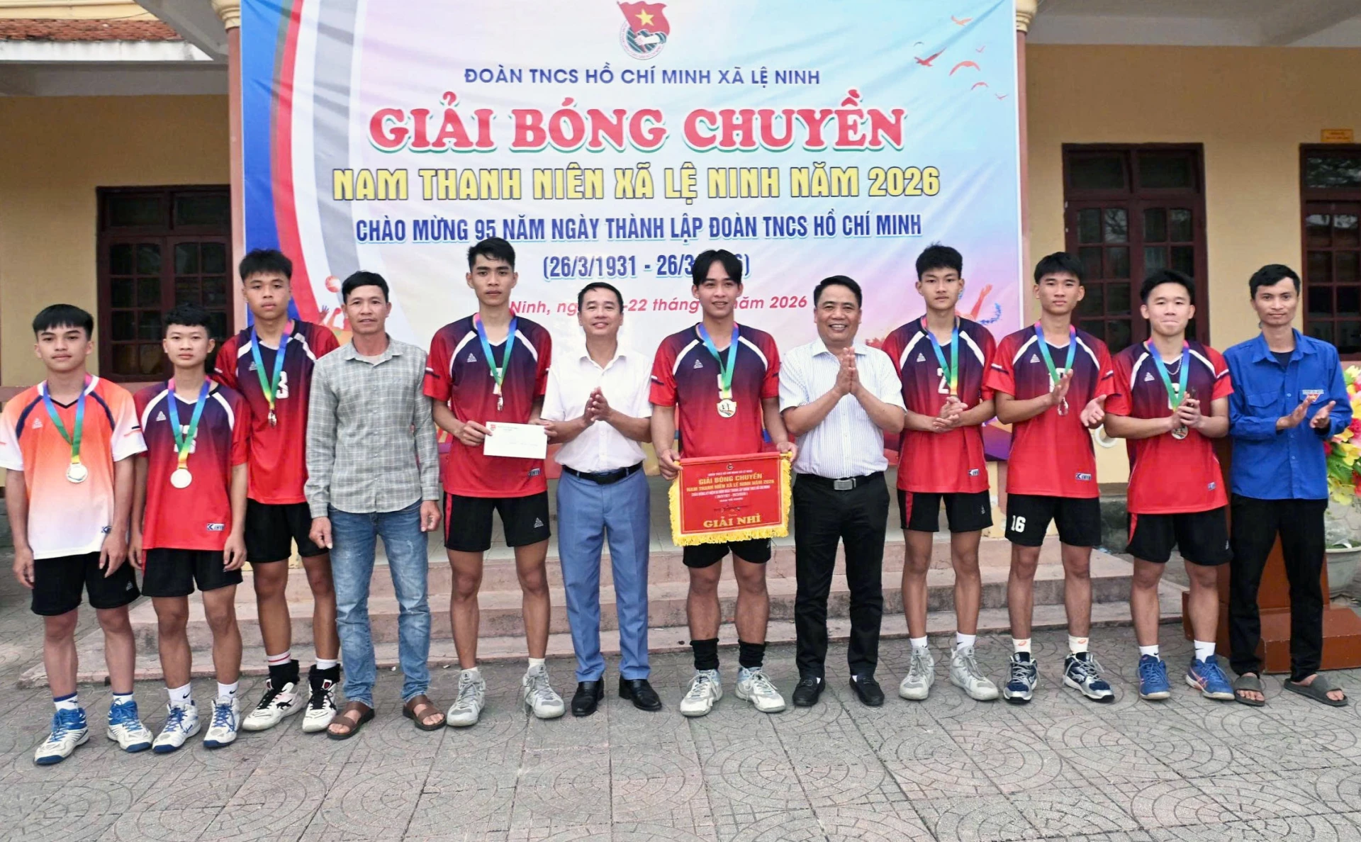 Ban tổ chức trao giải nhì cho Chi đoàn thôn Xuân Bắc 2 - Ảnh: L.C