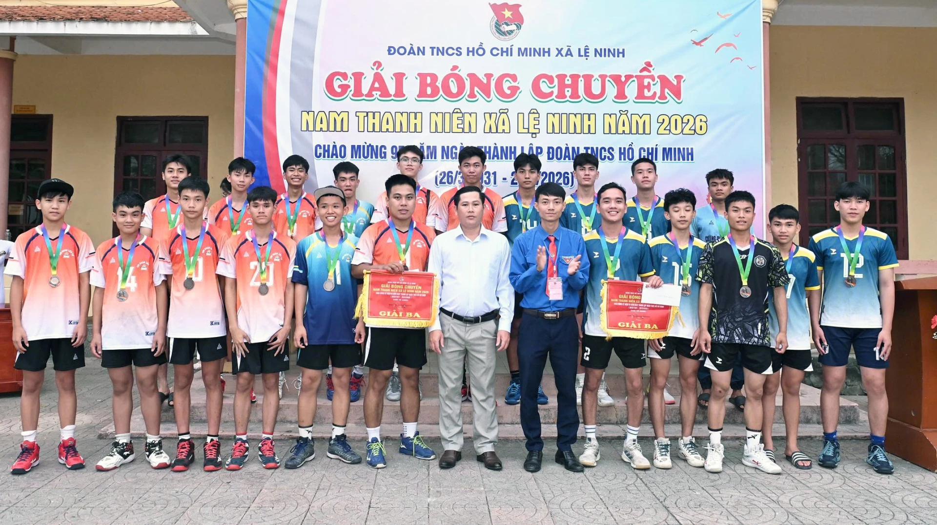 Ban tổ chức trao giải ba cho Chi đoàn thôn Xuân Sơn và Chi đoàn thôn Liên Cơ - Ảnh: L.C