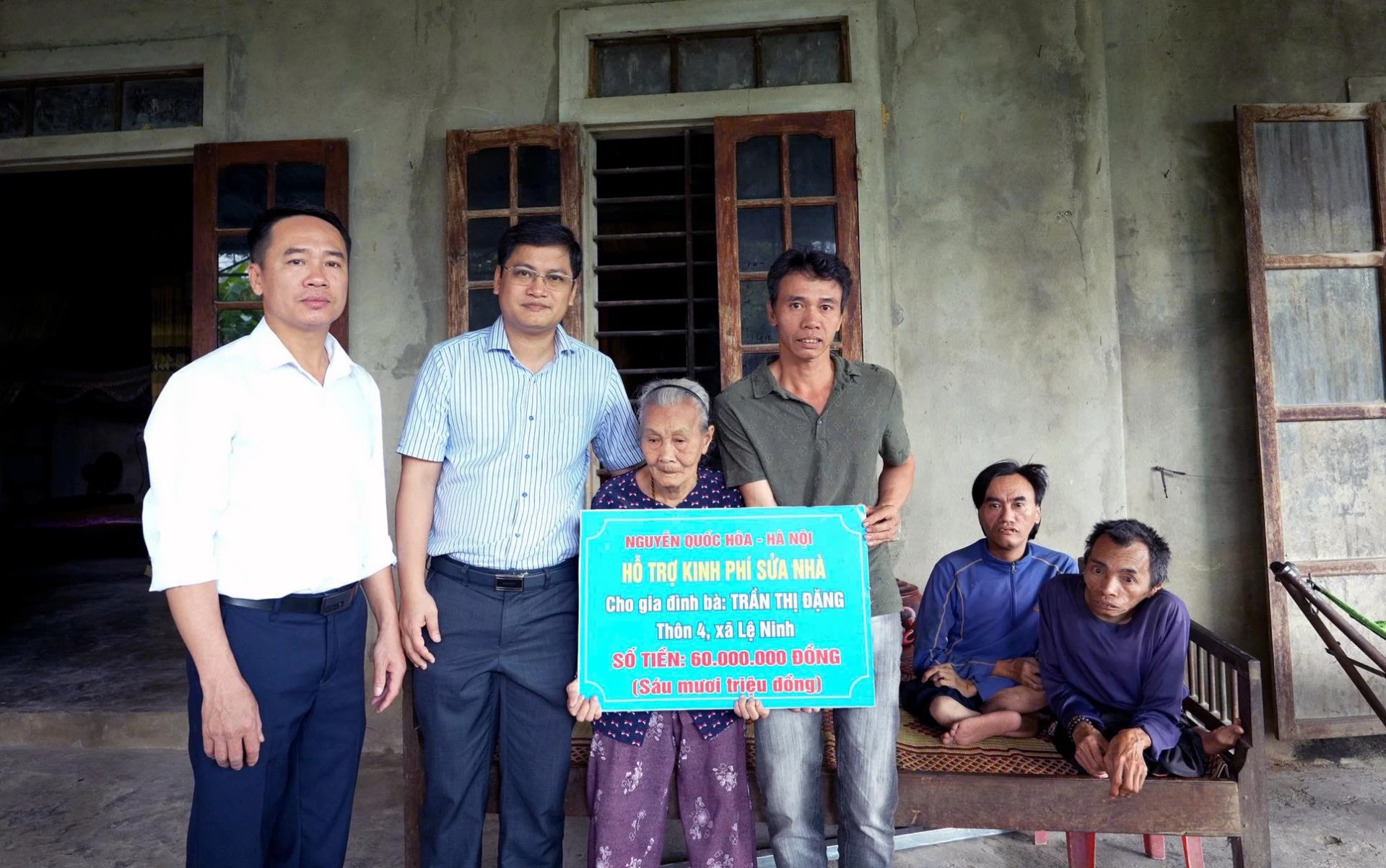 Lãnh đạo xã Lệ Ninh trao kinh phí hỗ trợ sửa chữa nhà ở cho gia đình bà Trần Thị Đặng- Ảnh: L.Chi