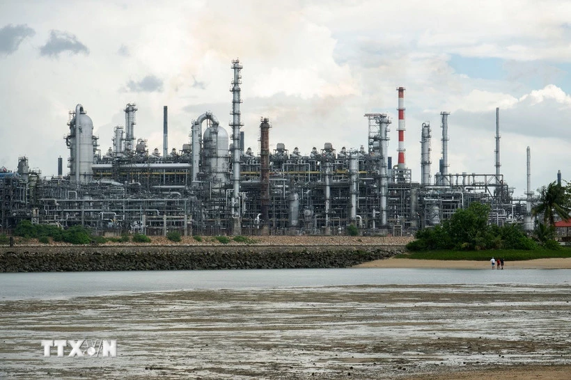 Một nhà máy lọc dầu ở Pulau Bukom, Singapore. (Ảnh: THX/TTXVN)