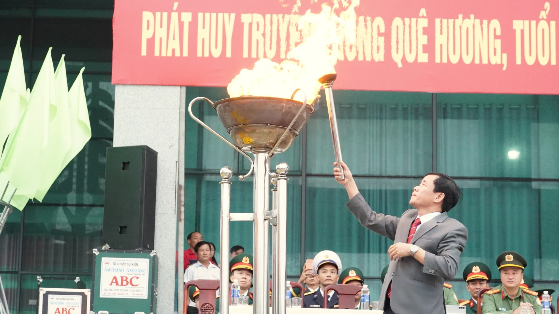 Đồng chí Nguyễn Văn Phương, Bí thư Tỉnh ủy thực hiện nghi thức thắp đuốc truyền thống - Ảnh: QV