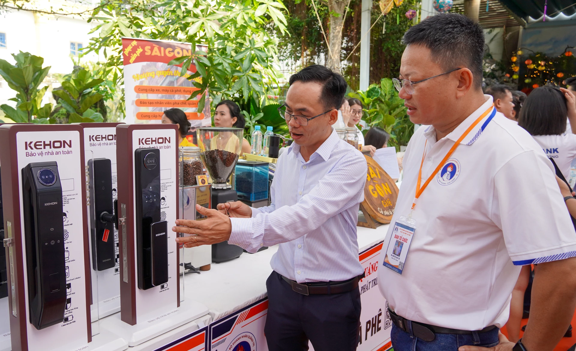 Đại biểu tham quan các gian hàng tại hội chợ - Ảnh: N.H